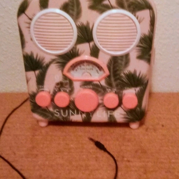 Sunnylife Pinkish Peach & Green Palm Print bluetooth Mp3 Radio - Picture 3 of 3